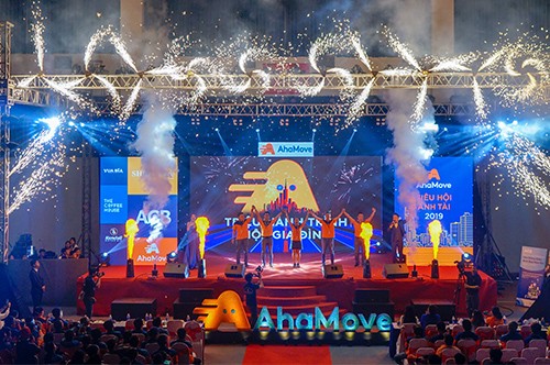 <p><a href="/to-chuc-su-kien"><span style="font-size: 15pt;">Tổ Chức Sự Kiện</span></a></p>
<p data-start="284" data-end="614" class="">OCE Agency là đơn vị tiên phong trong <strong data-start="322" data-end="406">tổ chức sự kiện khai trương, khánh thành, động thổ, lễ ra mắt, year end party...</strong>, mang đến giải pháp trọn gói từ ý tưởng đến triển khai thực tế.<br data-start="470" data-end="473" />Chúng tôi cam kết mỗi sự kiện đều được <strong data-start="512" data-end="560">thiết kế độc bản, đúng mục tiêu truyền thông</strong>, và đảm bảo hiệu quả tương tác tối đa với khách hàng.</p>
<p data-start="616" data-end="795" class=""><strong data-start="616" data-end="688">Từ sáng tạo concept – thiết kế không gian – đến sản xuất và vận hành</strong>, mọi chi tiết đều được đội ngũ OCE Agency chăm chút để tạo nên một sự kiện chỉn chu, ấn tượng và hiệu quả.</p>